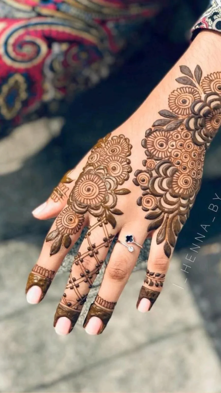 Latest Simple Hand Mehndi Designs: Back Hand Mehndi Design